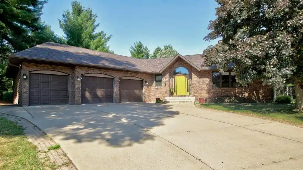 1st image of 884 Windsor Forest Dr Dr, Altoona, WI 54720 | MLS# 1603237