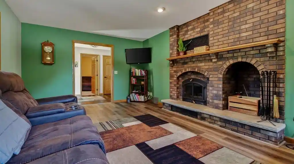 3rd image of 884 Windsor Forest Dr Dr, Altoona, WI 54720 | MLS# 1603237