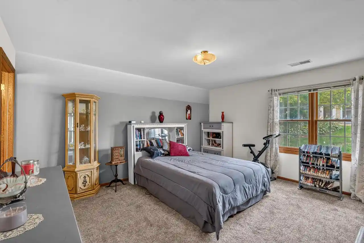 4th image of 191 Bur Oak Ln Ln, Grafton, WI 53024