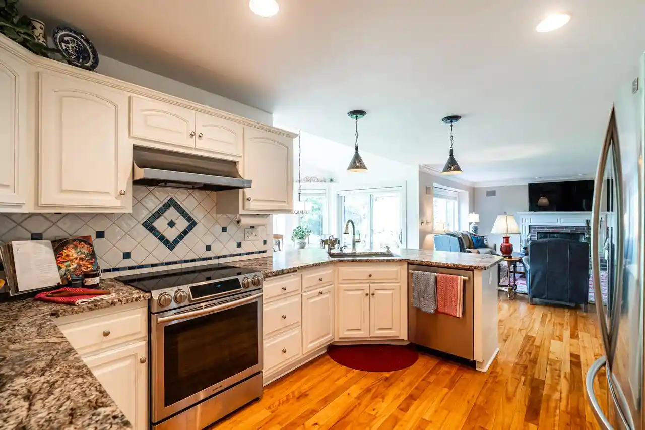 2nd image of N72w27741 Glacier Pass Pass, Hartland, WI 53029 | MLS# 1971768