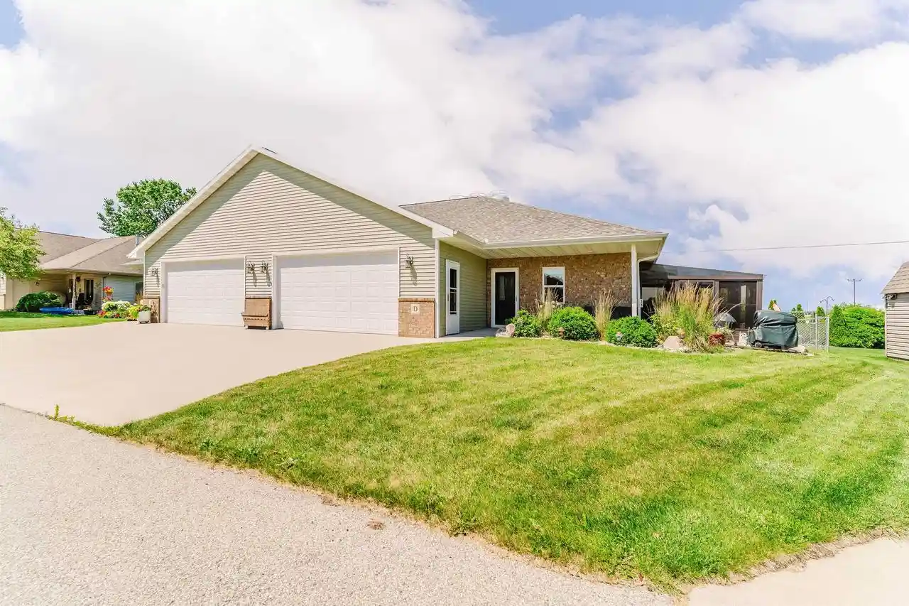 Photo 1 of Single family home for sale at 320d E Evergreen Dr Dr, Kaukauna, WI 54130 | MLS# 50329158 | Listing updated on 2026-08-31