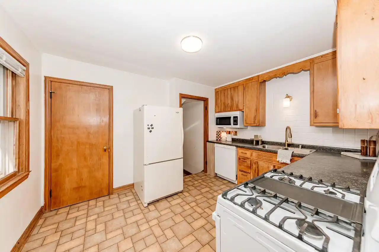 2nd image of 3269 N Oakland Avenue Avenue, Milwaukee, WI 53211 | MLS# 1971800