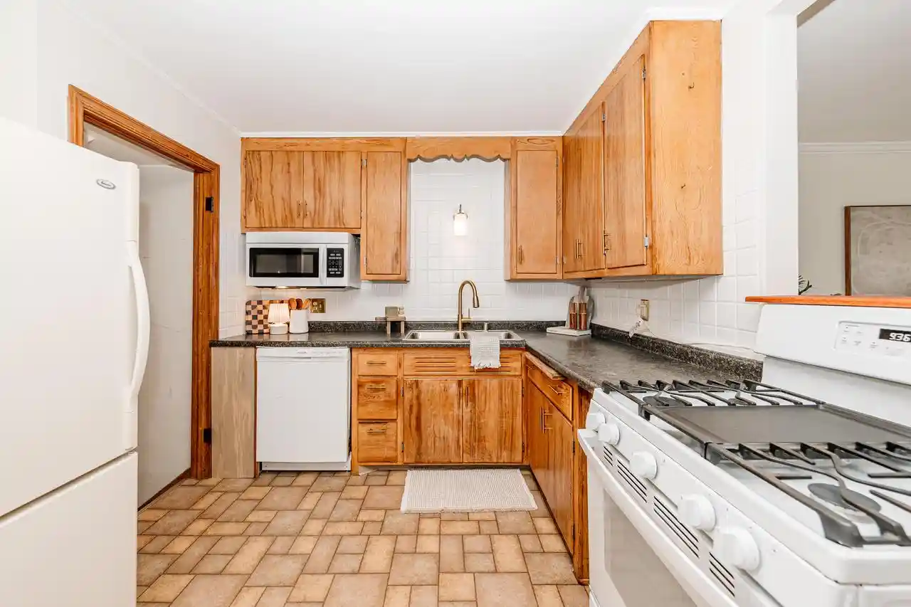 3rd image of 3269 N Oakland Avenue Avenue, Milwaukee, WI 53211 | MLS# 1971800