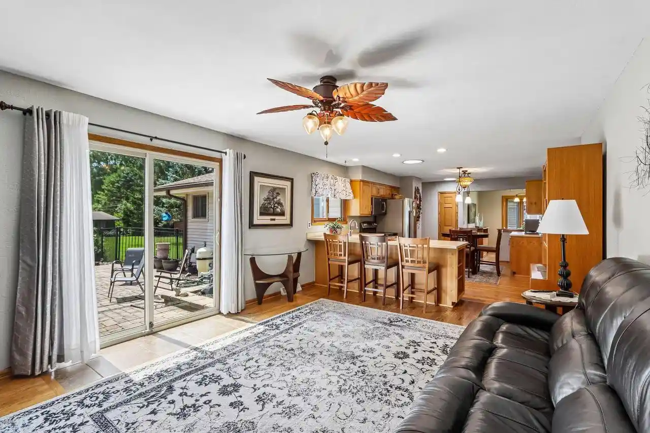 4th image of 36651 Prairie Dr Dr, Oconomowoc, WI 53066 | MLS# 1971803
