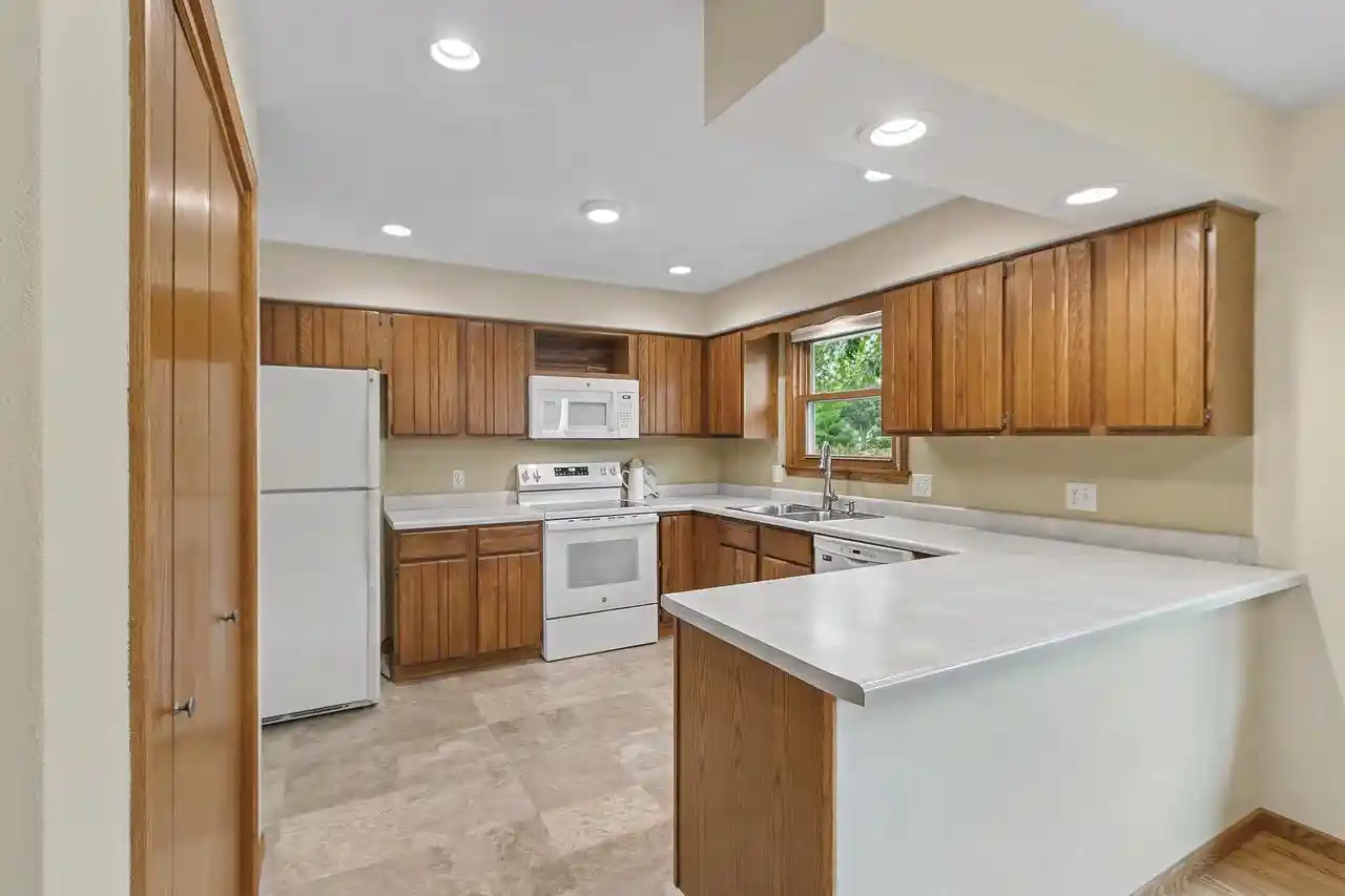 2nd image of 978 Nantucket Dr Dr, Janesville, WI 53546 | MLS# 2028167