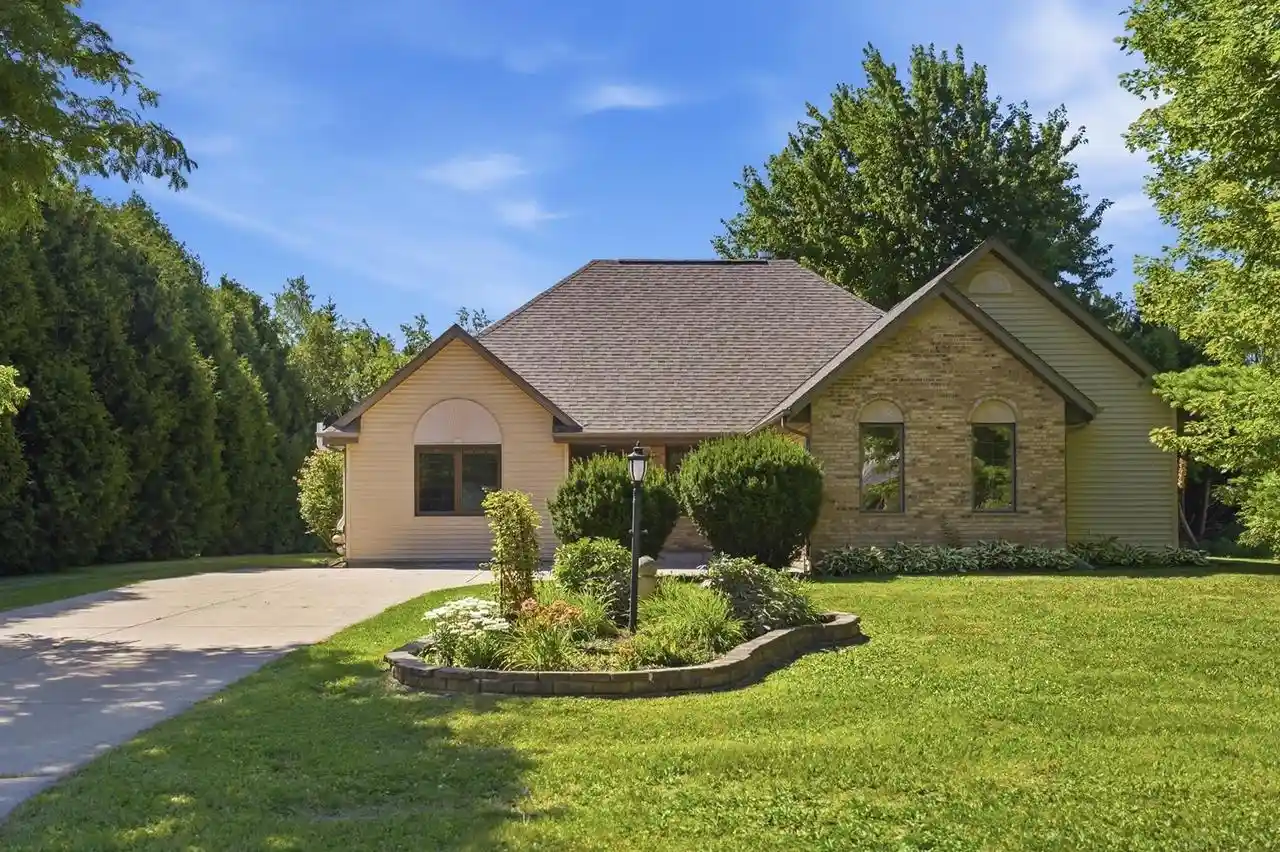 Homes for sale in Germantown, WI | N114w19759 Woodberry Pass Pass, Germantown, WI 53022 | MLS# 1971815