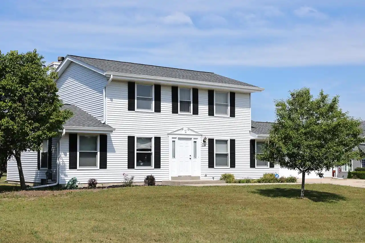 1st image of 8795 S Lizanne Dr Dr, Oak Creek, WI 53154 | MLS# 1971831