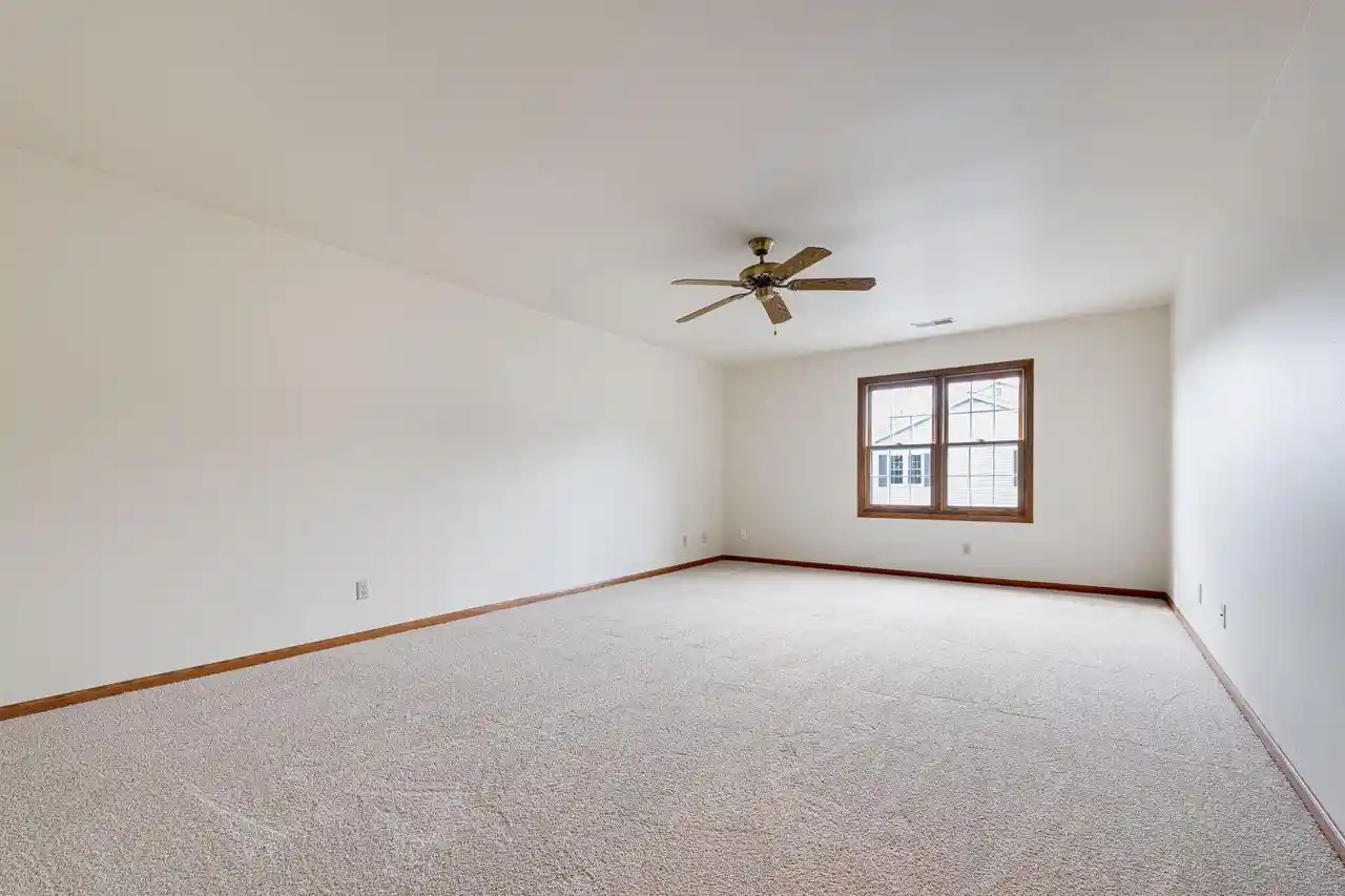 4th image of 206 Bur Oak Ln Ln, Grafton, WI 53024