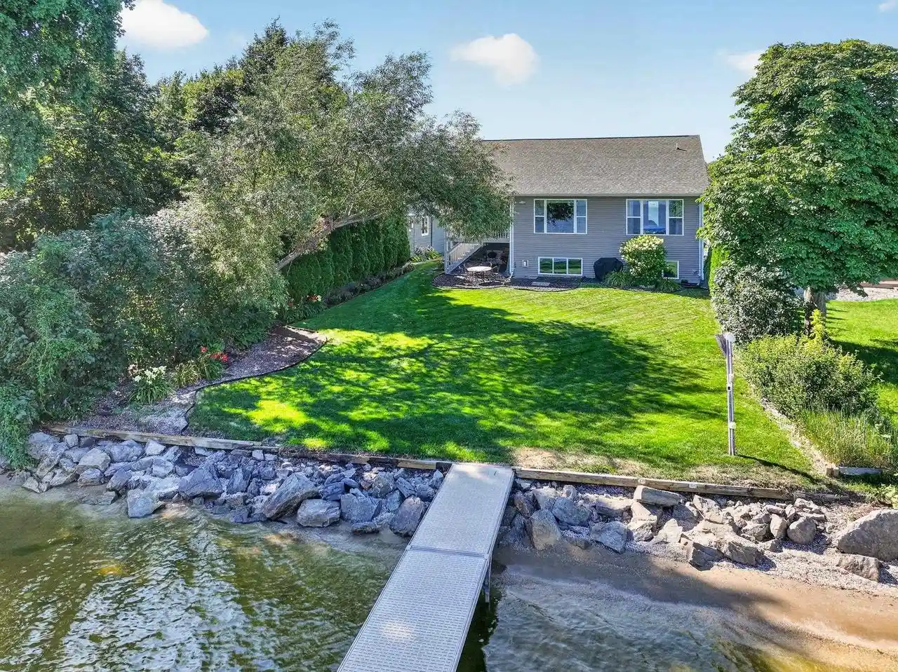 1st image of 4666 Island View Dr Dr, Oshkosh, WI 54901 | MLS# 50329237