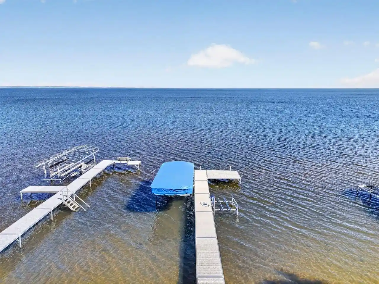 2nd image of 4666 Island View Dr Dr, Oshkosh, WI 54901 | MLS# 50329237