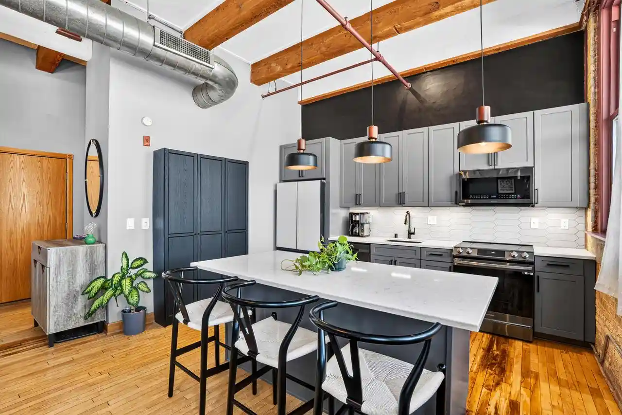 5th image of 215 W Maple St St, Milwaukee, WI 53204
