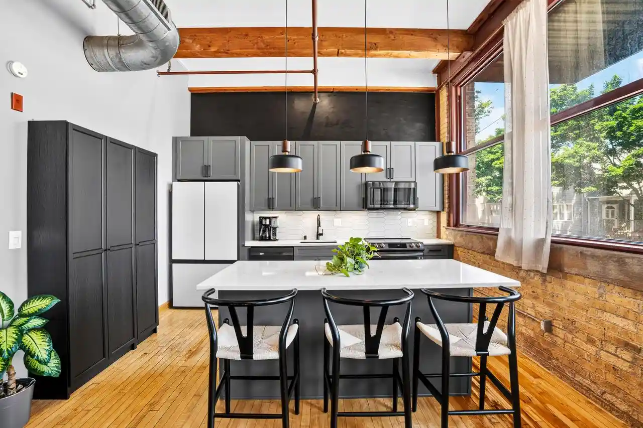 4th image of 215 W Maple St St, Milwaukee, WI 53204