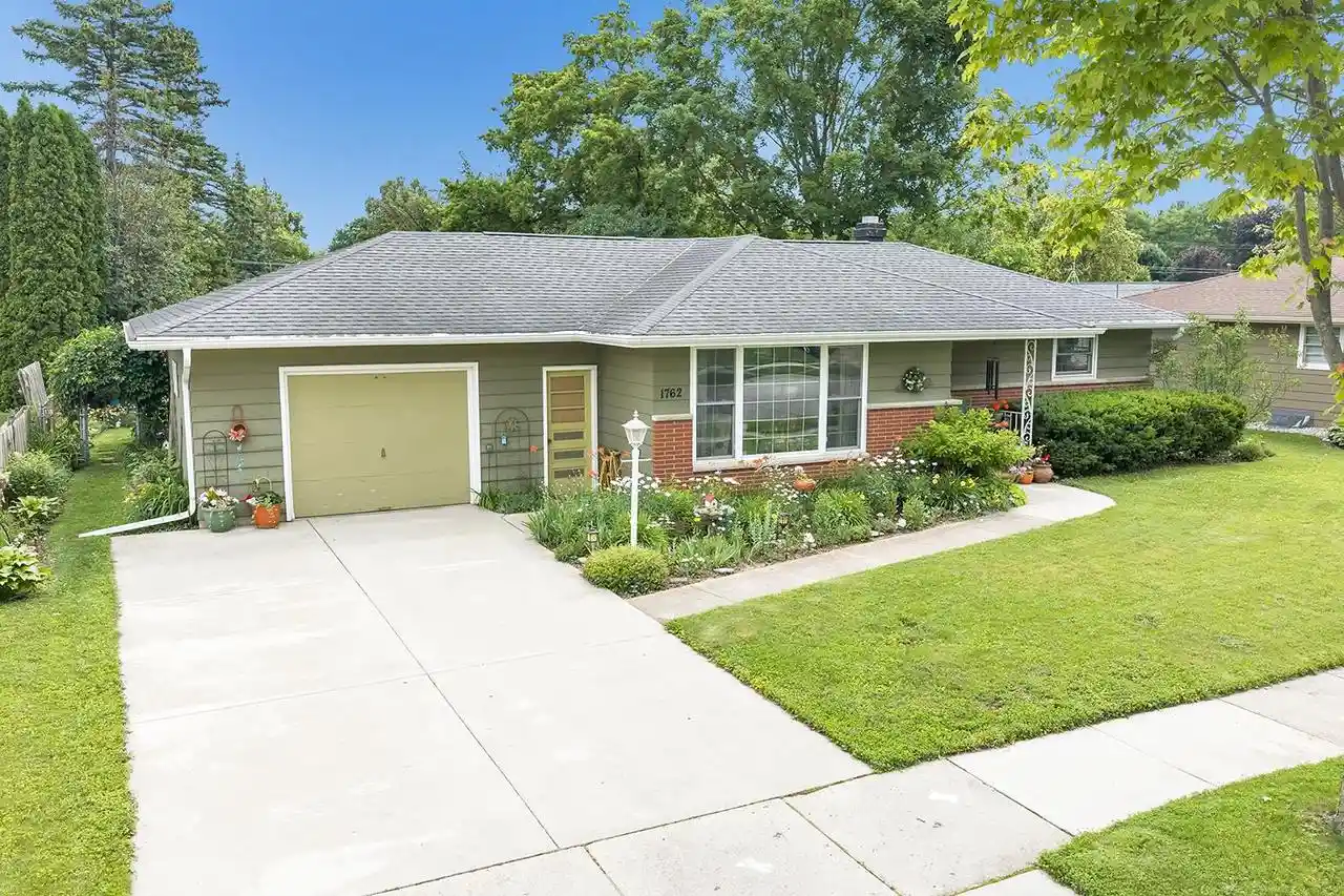 1st image of 1762 Chateau Dr Dr, Green Bay, WI 54304 | MLS# 50329256