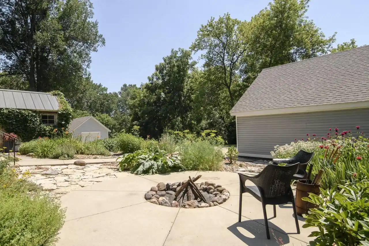 2nd image of W247s8375 Stonehill Dr Dr, Mukwonago, WI 53149 | MLS# 1971981