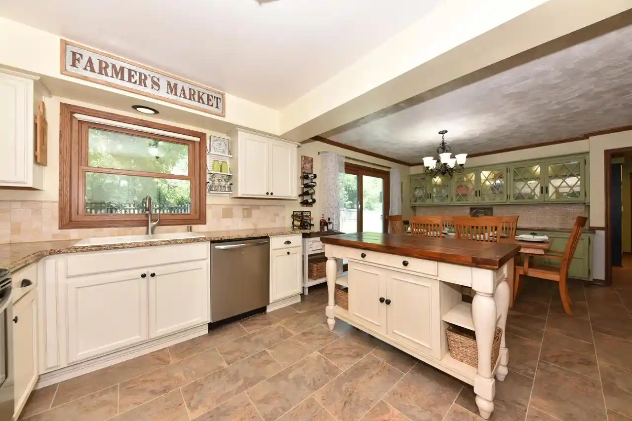 2nd image of 731 Tipperary Lane Lane, Hartford, WI 53027 | MLS# 1971988