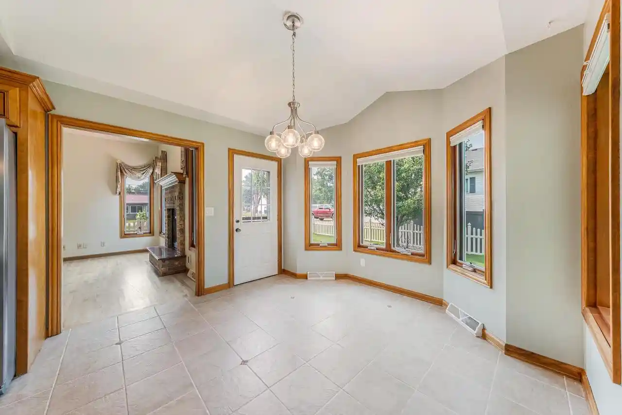 5th image of 715 Jennifer Court Court, Omro, WI 54963 | MLS# 50329303