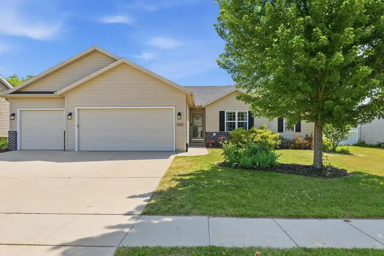 1st image of 1365 Savannah Woods Dr Dr, Edgerton, WI 53534 | MLS# 2028295