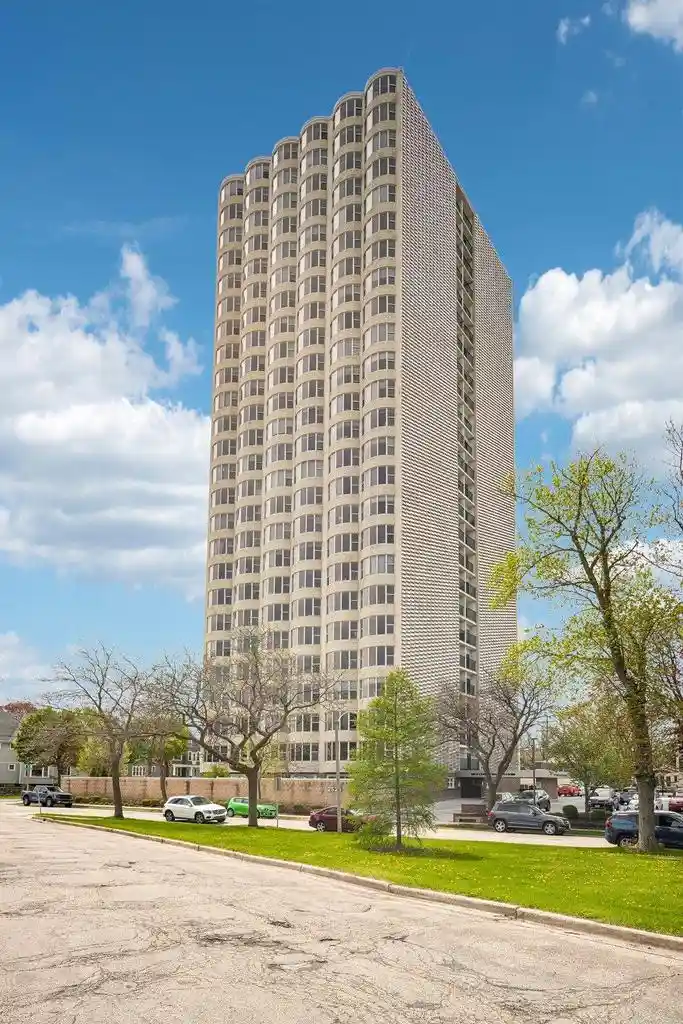 Homes for sale in Milwaukee, WI | 2525 S Shore Dr Dr, Milwaukee, WI 53207