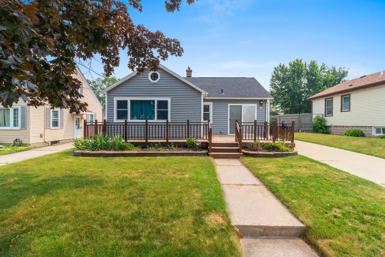 1st image of 825 Summit Street Street, Manitowoc, WI 54220 | MLS# 1972145