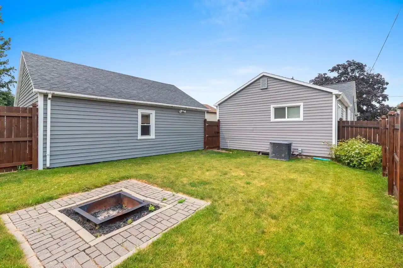3rd image of 825 Summit Street Street, Manitowoc, WI 54220 | MLS# 1972145