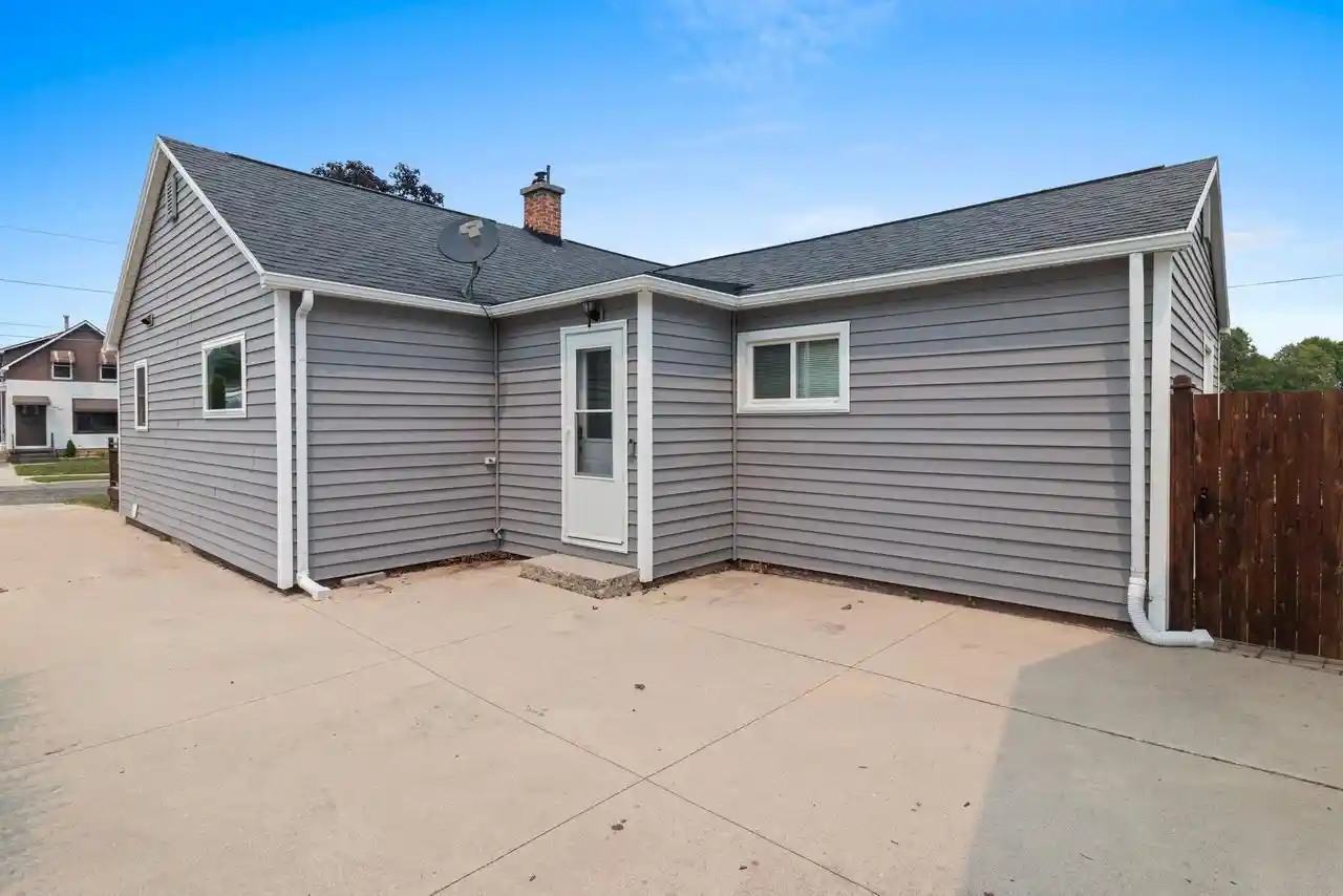 48th image of 825 Summit Street Street, Manitowoc, WI 54220 | MLS# 1972145