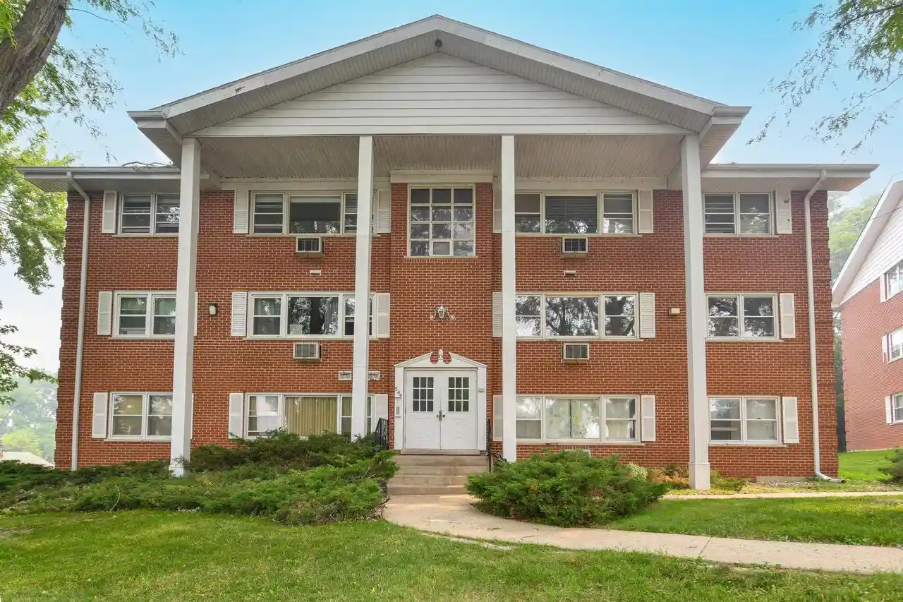 Homes for sale in Lake Geneva, WI | 245 Country Club Dr Dr #2C, Lake Geneva, WI 53147 | MLS# 1972168