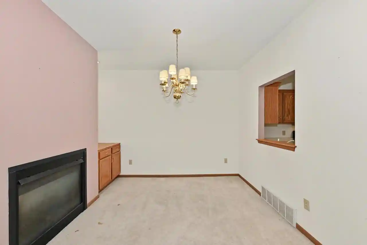 2nd image of 6235 S Creekside Dr Dr, Cudahy, WI 53110