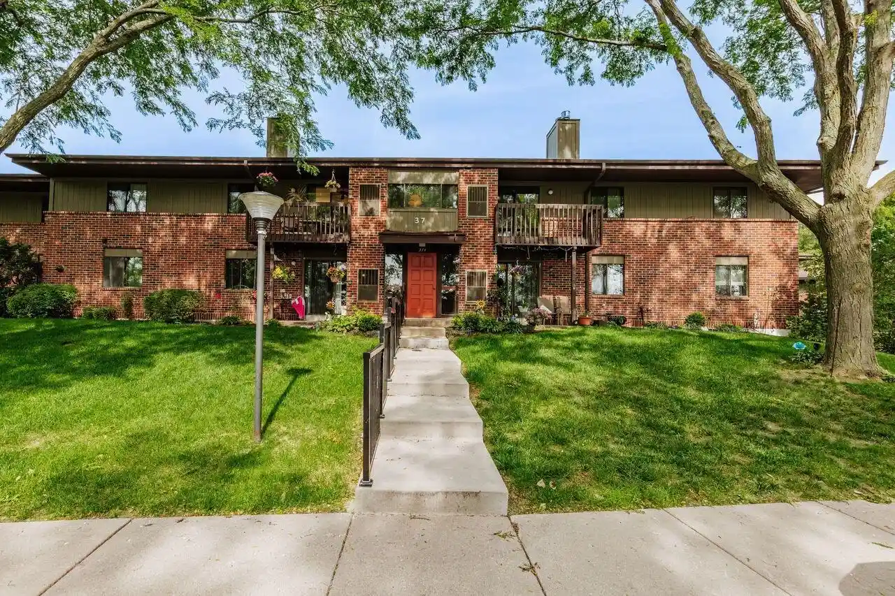 1st image of 374 Park Hill Dr Dr #E, Pewaukee, WI 53072 | MLS# 1972177