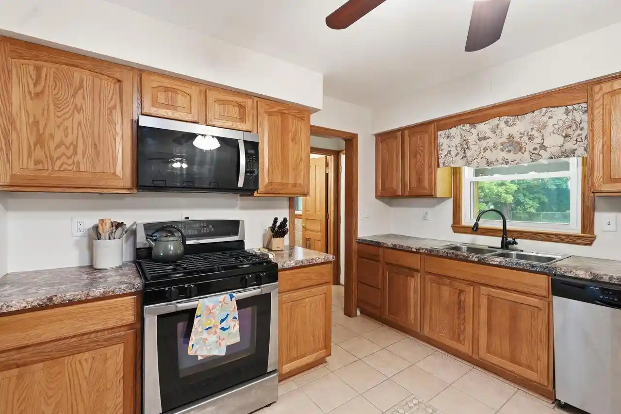 2nd image of N52w15412 El Rio Dr Dr, Menomonee Falls, WI 53051 | MLS# 1972194