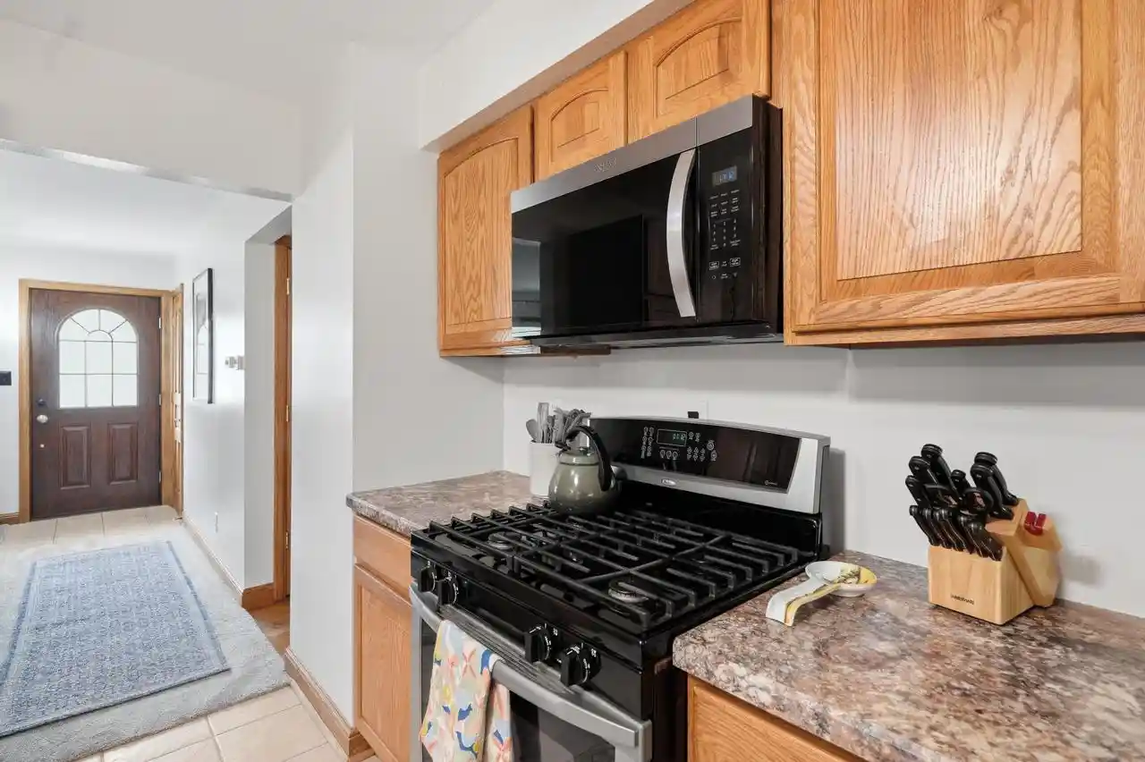 4th image of N52W15412 El Rio Dr Dr, Menomonee Falls, WI 53051 | MLS# 1972194