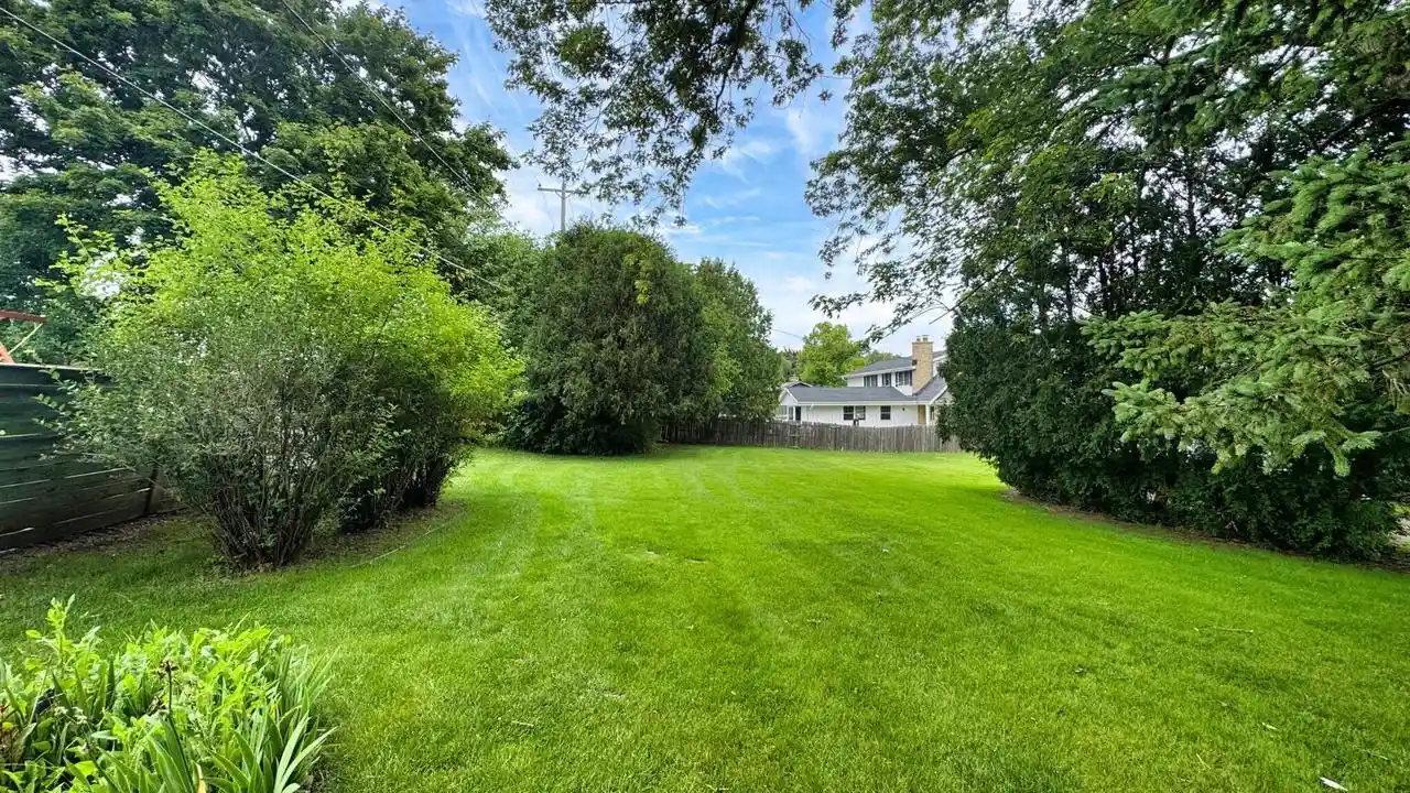 3rd image of 521 Alta Loma Dr Dr, Thiensville, WI 53092 | MLS# 1972226