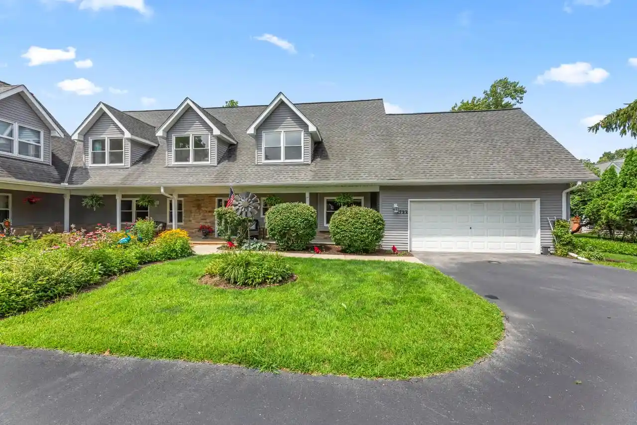 1st image of 1722 Journeys Dr Dr, Hartland, WI 53029 | MLS# 1972235
