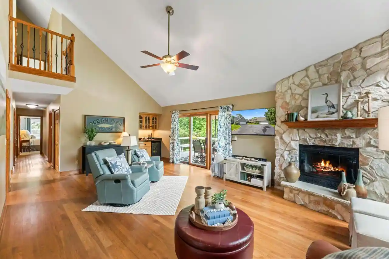 2nd image of 1722 Journeys Dr Dr, Hartland, WI 53029 | MLS# 1972235