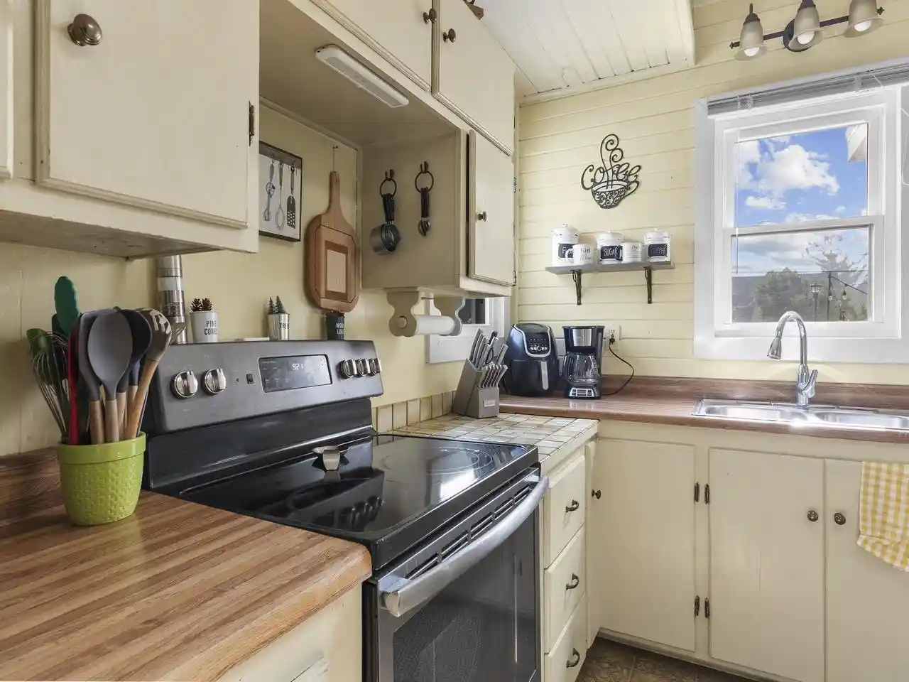 2nd image of 407 Walker Street Street, Fond Du Lac, WI 54935 | MLS# 50329376