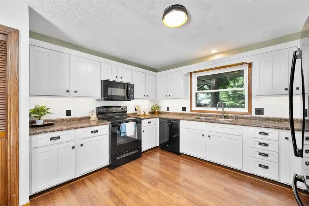 3rd image of 604 Manor Court Court, Altoona, WI 54720 | MLS# 1603372