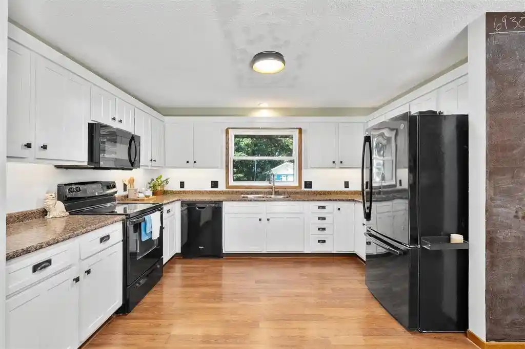 4th image of 604 Manor Court Court, Altoona, WI 54720 | MLS# 1603372