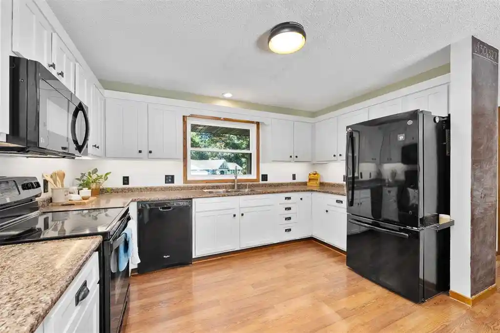 5th image of 604 Manor Court Court, Altoona, WI 54720 | MLS# 1603372