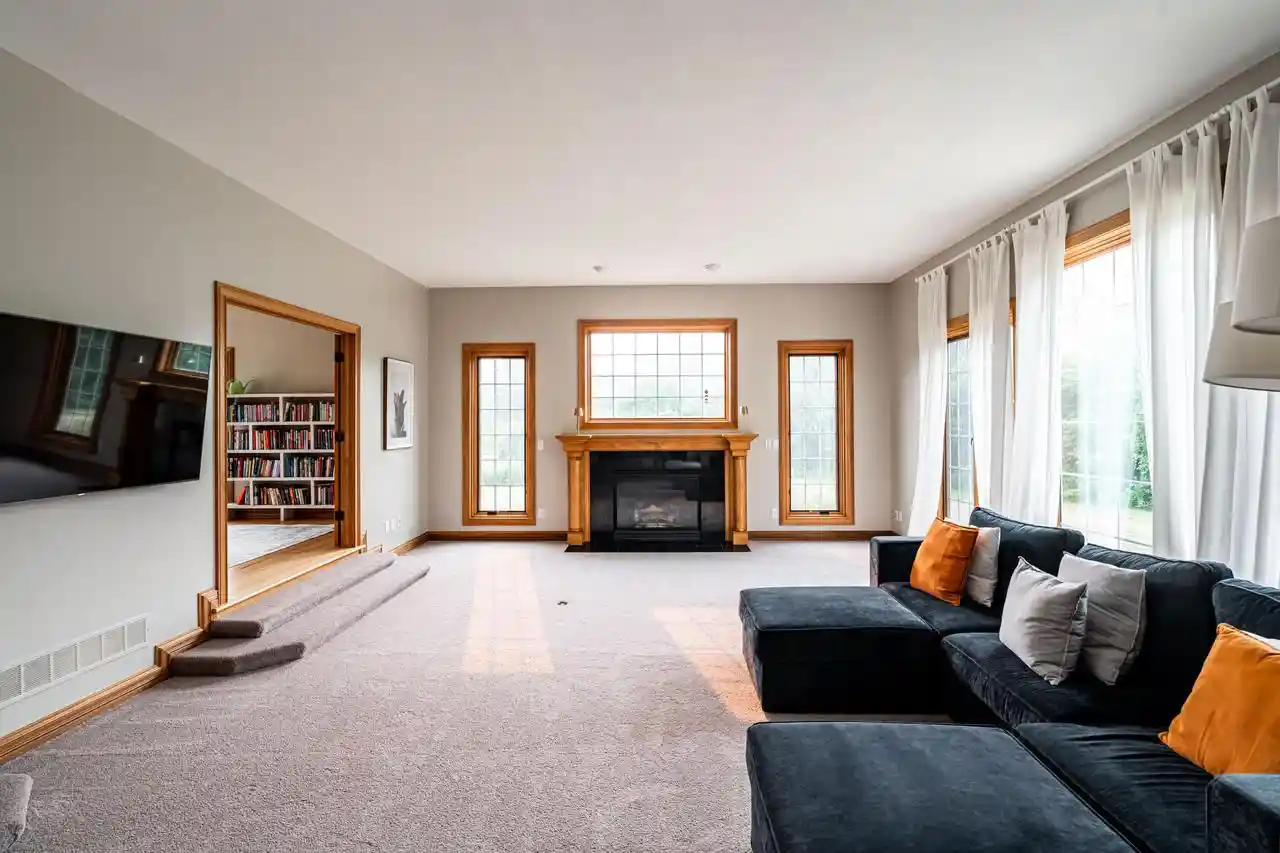 2nd image of 1055 W Heather Lane Lane, River Hills, WI 53217 | MLS# 1972348
