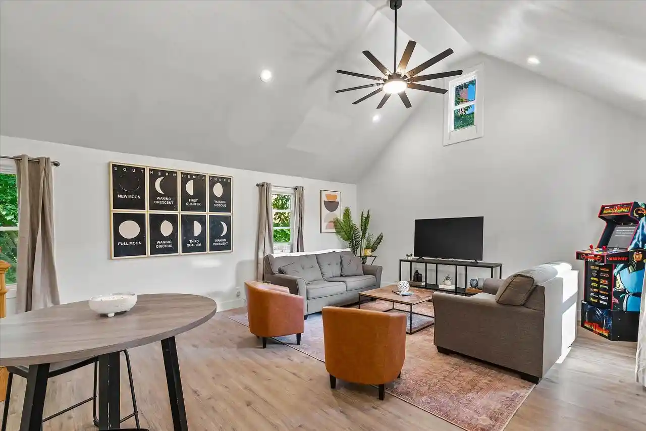 Photo 4 of Single family home for sale at 1850 N Warren Avenue Avenue, Milwaukee, WI 53202 | MLS# 1972360 | Listing updated on 2026-08-25