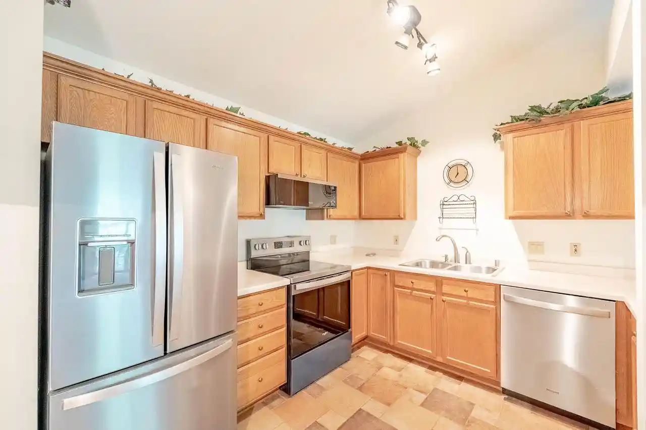 4th image of 9131 S Aspen Dr Dr, Oak Creek, WI 53154