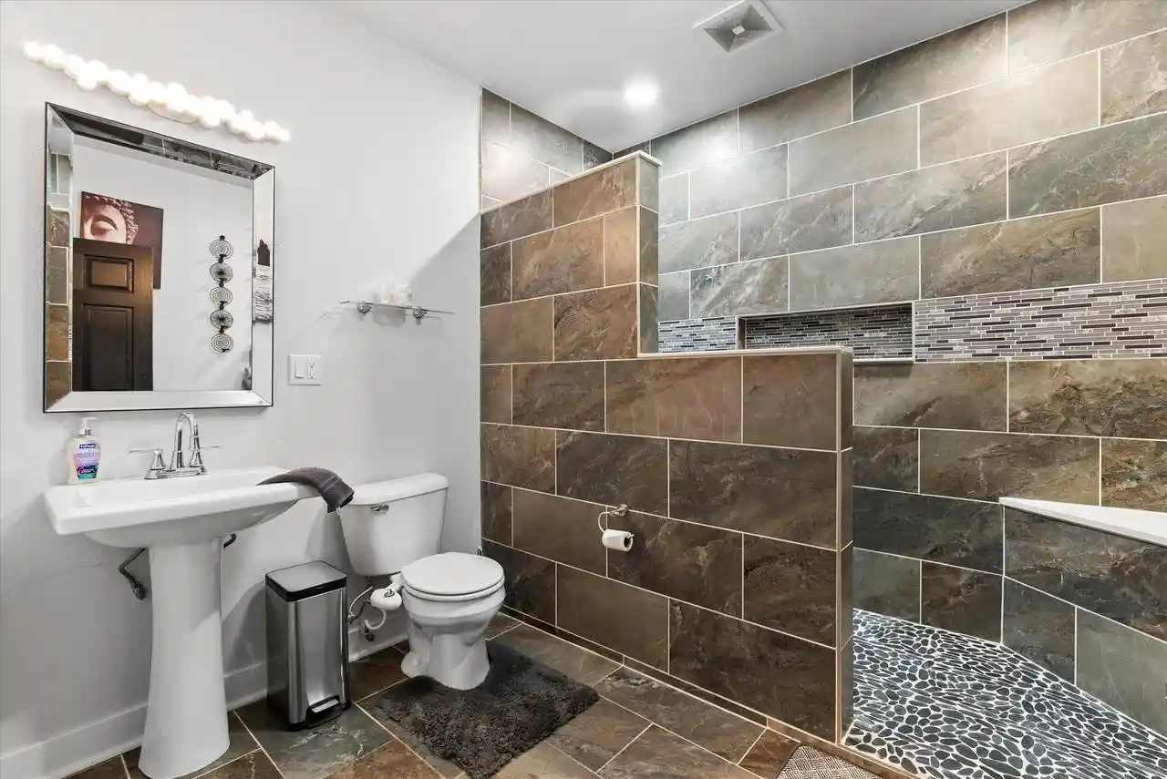 2nd image of 600 W Garfield Avenue Avenue #602, Milwaukee, WI 53212 | MLS# 1972432