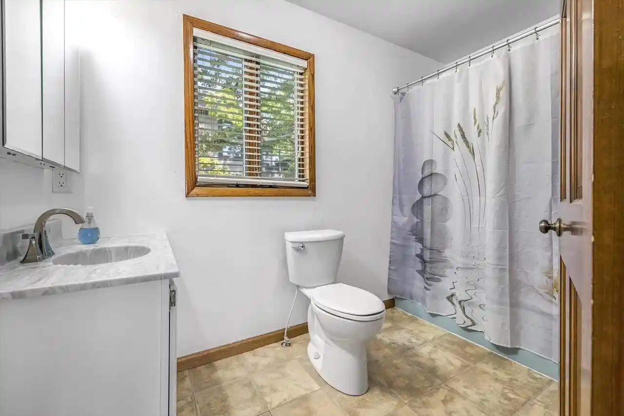 2nd image of N37w26687 Kopmeier Dr Dr, Pewaukee, WI 53072 | MLS# 1972437