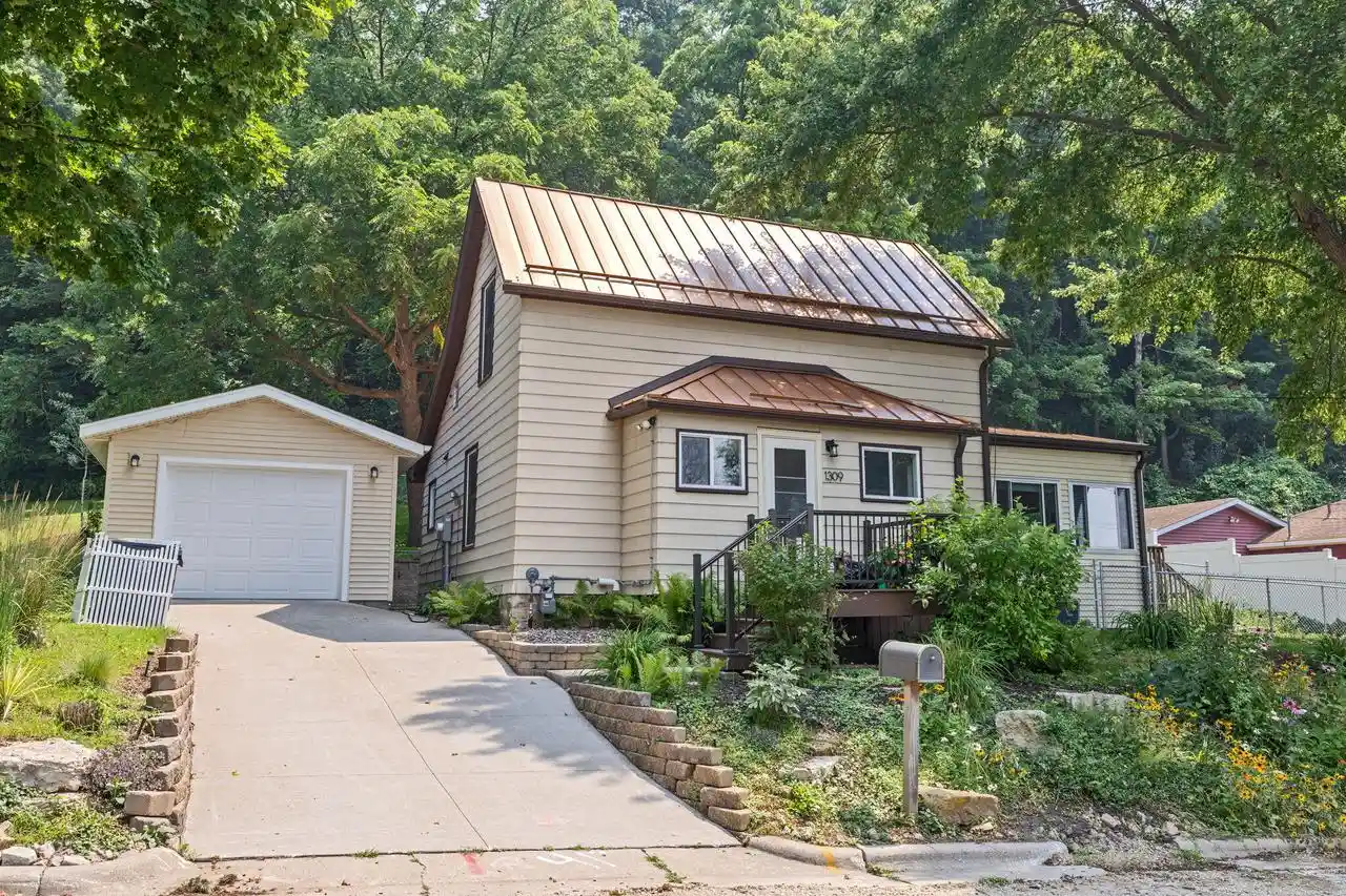 1st image of 1309 31st Pl S Pl S, La Crosse, WI 54601 | MLS# 1972446