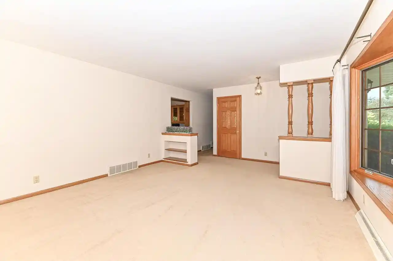 4th image of 18571 W Hillcrest Dr Dr, New Berlin, WI 53146 | MLS# 1972459