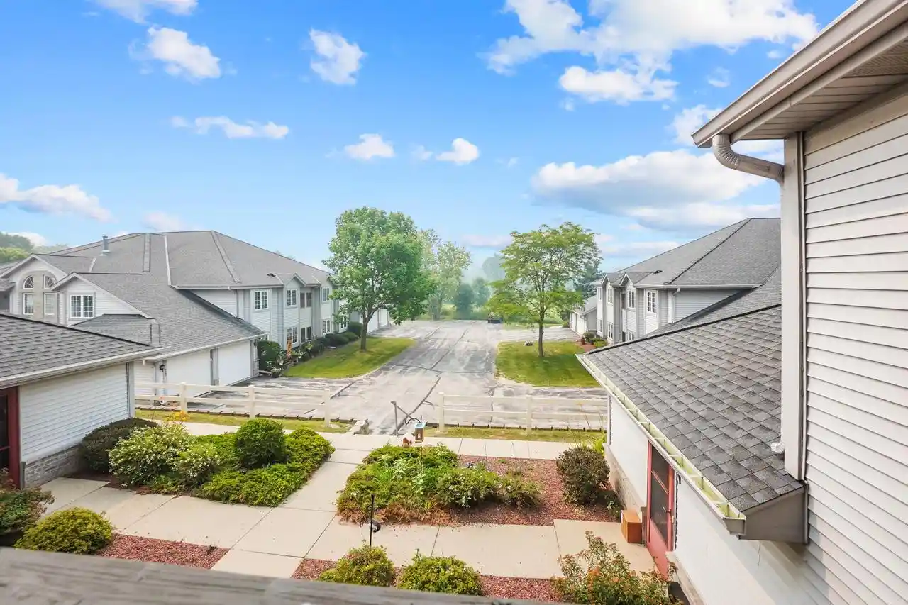 2nd image of 1055 Quinlan Dr Dr, Pewaukee, WI 53072