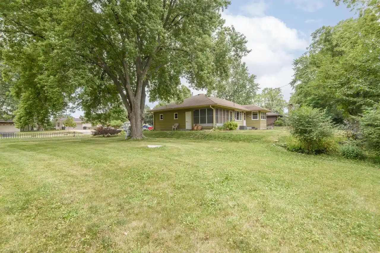 2nd image of 933 Parkview Lane Lane, Mukwonago, WI 53149 | MLS# 1972471
