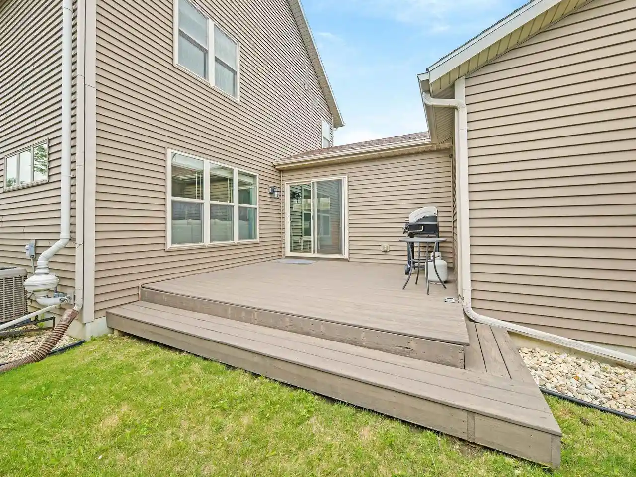 Photo 3 of Single family home for sale at 3821 Stonebridge Dr Dr, Madison, WI 53719 | MLS# 2028498 | Listing updated on 2026-09-10