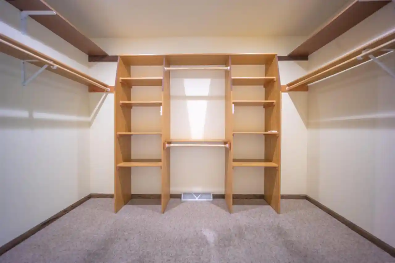 Photo 4 of Single family home for sale at 559 Hilltop Dr Dr, Green Bay, WI 54301 | MLS# 50329390 | Listing updated on 2026-09-22