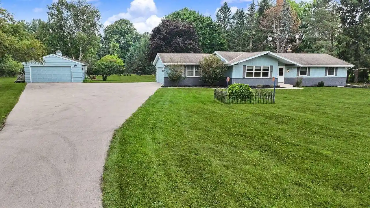 4th image of 1661 Friess Lake Road Road, Hubertus, WI 53033 | MLS# 1972587