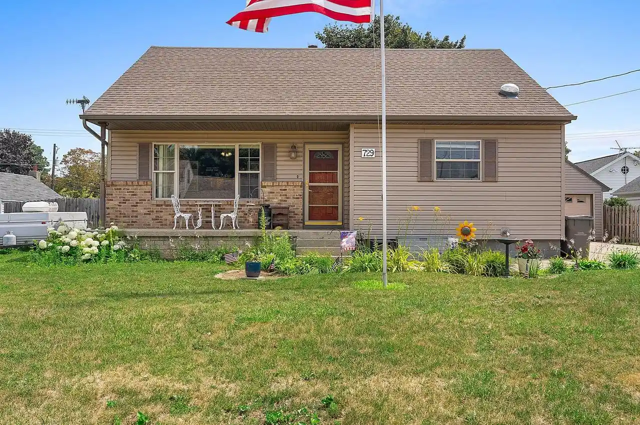1st image of 729 Woodlawn Dr Dr, Manitowoc, WI 54220 | MLS# 1972612